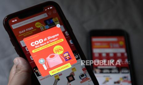 Konsumen menunjukkan aplikasi belanja online Shopee melalui gawai di Jakarta, Rabu (16/9/2020). 