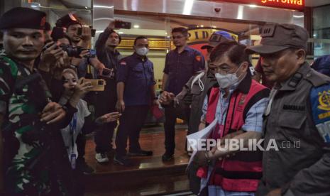 Pengusaha atau Crazy Rich Surabaya Budi Said mengenakan rompi tahanan berjalan menuju mobil tahanan usai menjalani pemeriksaan di Kejaksaan Agung, Jakarta, Kamis (18/1/2024). Kejaksaan Agung (Kejagung) menetapkan Budi Said (BS) sebagai tersangka terkait korupsi di PT Aneka Tambang (Antam). Budi Said tersebut dituduh melakukan permufakatan jahat bersama-sama dengan pejabat di PT Antam dalam merekayasa transaksi jual-beli palsu logam mulia emas pada periode 2018. PT Antam disebut mengalami kerugian setotal 1,3 ton emas atau setara Rp 1,1 triliun.