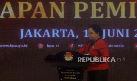 Ketua DPR Puan Maharani bersiap memberikan sambutan saat Peluncuran Tahapan Pemilu 2024 di Halaman Gedung KPU RI, Jakarta, Selasa (14/6/2022). Acara peluncuran tahapan Pemilu 2024 ini dihadiri oleh perwakilan partai politik dan pejabat terkait. KPU juga mulai menghitung mundur menuju hari pemungutan suara Pemilu yang ditetapkan pada 14 Februari 2024. Prayogi/Republika.