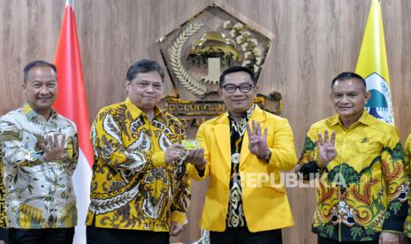 Ketua Umum Partai Golkar, Airlangga Hartarto (kedua kiri) menyerahkan kartu tanda anggota (KTA) kepada Gubernur Jawa Barat Ridwan Kamil (kedua kanan) saat melakukan pertemuan politik di kantor DPP Partai Golkar, Jakarta Barat, Rabu (18/1/2023). Ridwan Kamil atau Kang Emil resmi bergabung dengan Partai Golkar setelah Ketua Umum Airlangga Hartarto menyerahkan kartu tanda anggota (KTA) dan jas warna kuning Partai Golkar.