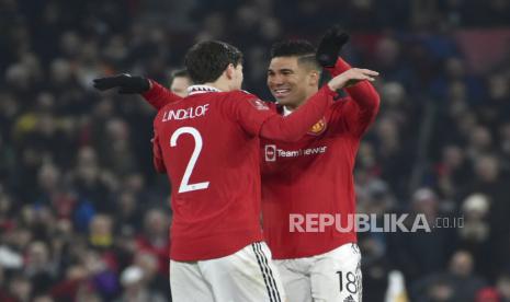 Pemain Manchester United Casemiro (kanan) berselebrasi dengan rekan setimnya Victor Lindelof  setelah mencetak gol pembuka pertandingan pada pertandingan sepak bola putaran ke-4 Piala FA Inggris antara Manchester United dan Reading di Old Trafford di Manchester, Inggris, Ahad (29/1/2023) dini hari WIB. 