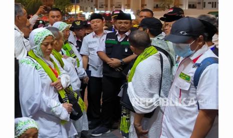 Menteri Agama (Menag) Yaqut Cholil Qoumas  saat mengunjungi dan menyapa jamaah haji Indonesia di Makkah, Rabu (21/6/2023) malam. 