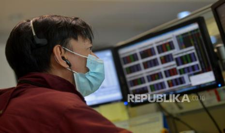 Karyawan mengamati pergerakan harga saham di Profindo Sekuritas Indonesia, Jakarta, Senin (2/1/2023). Indeks Harga Saham Gabungan (IHSG) pada penutupan perdagangan sore awal pekan di permulaan Tahun 2023 ini berada di zona hijau dengan Naik tipis 0,01% atau ditutup meningkat 0,365 poin ke level 6.850,984. Republika/Prayogi