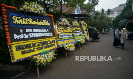 Sejumlah karangan bunga ucapan belasungkawa atas wafatnya Ketua Dewan Pers Azyumardi Azra berada di rumah duka Perumahan Puri Laras 2, Ciputat, Tangsel, Banten, Ahad (18/9/2022). Azyumardi Azra meninggal dunia pada Ahad (18/9/2022) di rumah sakit Kedah, Selangor, Malaysia pukul 12.30 waktu setempat.Republika/Prayogi