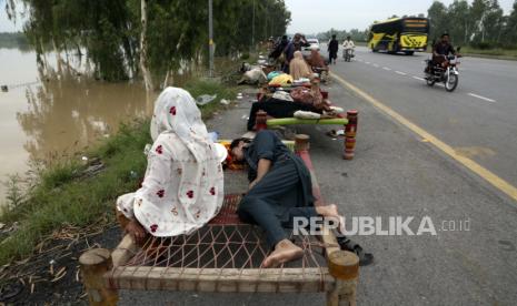 Keluarga pengungsi berlindung di pinggir jalan setelah melarikan diri dari rumah mereka yang terkena banjir, di pinggiran Peshawar, Pakistan, Sabtu, 27 Agustus 2022. Sebanyak 36 orang dilaporkan tewas di Pakistan karena banjir dalam 24 jam terakhir hingga Rabu (31/8/2022). 