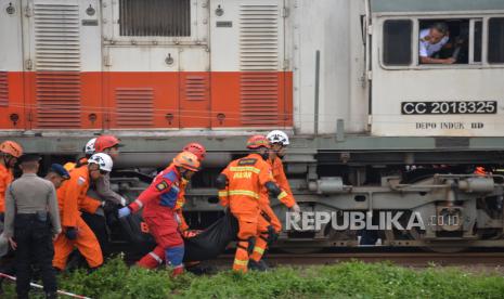 Petugas membawa jenazah korban tabrakan kereta di Cicalengka, Kabupaten Bandung, Jawa Barat, Jumat (5/1/2024). Tim SAR Gabungan berhasil mengevakuasi seluruh korban meninggal dunia kecelakaan rangkaian kereta api lokal Bandung Raya yang bertabrakan dengan kereta api Turangga. PT KAI menyatakan 4 orang meninggal dunia akibat kecelakaan tersebut. Penyebab kecelakaan hingga kini masih dalam proses penyelidikan.