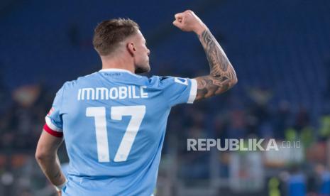 Striker Lazio, Ciro Immobile, merayakan gol.