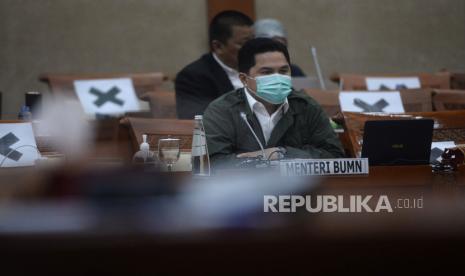 Menteri BUMN Erick Thohir saat mengikuti rapat kerja dengan Komisi VI DPR di Kompleks Parlemen, Senayan, Jakarta, Rabu (15/7). Rapat tersebut membahas Review Penyertaan Modal Negara Tahun 2020 sesuai Perpres No. 54 Tahun 2020 tentang Perubahan Postur dan rincian anggaran pendapatan dan belanja negara TA 2020, Pandangan Poksi-poksi tentang PMN Tahun 2020, Pencairan Hutang Pemerintah kepada BUMN TA 2020 dan Dana talangan TA 2020 serta Tindaklanjut kesimpulan RDP Komisi VI dengan Mitra di Masa Sidang III dan IV TS 2019-2020.Prayogi/Republika.