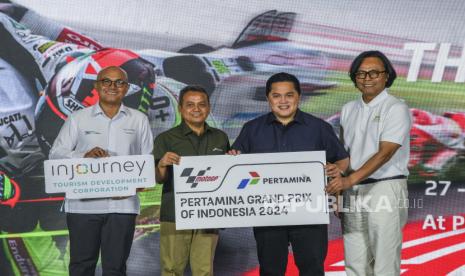 Menteri BUMN Erick Thohir (kedua kanan) bersama Dirut ITDC Ari Respati (kiri), Wakil Dirut PT Pertamina Wiko Migantoro (kedua kiri), Dirut InJourney Dony Oskaria (kanan).