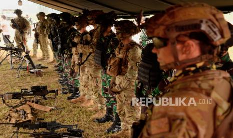 Sejumlah anggota TNI dan Tentara Amerika menghadiri pembukaan Latihan Bersama (Latma) Super Garuda Shield di Pusat Latihan Tempur (Puslatpur) Baturaja, Sumatera Selatan, Rabu (3/8/2022). TNI menggelar Latma  Super Garuda Shield 2022 yang diikuti 5.069 personel dari 13 negara untuk memperkuat interoperabilitas, kemampuan, rasa saling percaya dan kerja sama yang telah dibangun dari pengalaman bersama selama beberapa dekade serta menciptakan komunikasi antar personil negara dalam suatu operasi yang berlangsung hingga 14 Agustus 2022. Muslim Amerika Memiliki Kesempatan Sama Bertugas di Militer AS