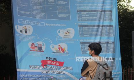 PPDB Terkendala Data Administrasi Penduduk tak Sesuai. Calon siswa membaca informasi pengajuan akun untuk mengikuti proses Penerimaan Peserta Didik Baru (PPDB) Tahun Pelajaran 2021/2022 secara daring di SMA Negeri 34, Jakarta, Selasa (8/6/2021). Pemprov DKI Jakarta membuka Penerimaan Peserta Didik Baru 2021-2022 secara daring melalui link https//ppdb.jakarta.go.id.