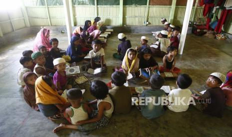 Anak-anak pengungsi Rohingya. Mohammad Toyub yang berusia 15 tahun membangun ekskavator hidrolik skala kecil.