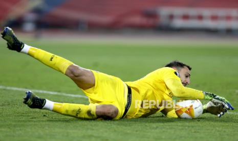 Kiper Milan Gianluigi Donnarumma beraksi selama babak 32 besar Liga Eropa UEFA, pertandingan sepak bola leg pertama antara Red Star Belgrade dan AC Milan di Beograd, Serbia, 18 Februari 2021.