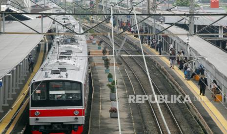 KRL Commuter Line berhenti untuk menaikan dan menurunkan penumpang di Stasiun Cilebut, Kabupaten Bogor, Jawa Barat, Rabu (19/10/2022).