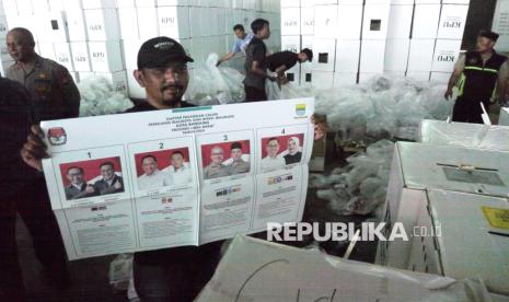 Ratusan petugas melakukan sortir lipat (sorlip) surat suara untuk Pilwalkot Bandung dan Pilgub Jabar yang digelar Komisi Pemilihan Umum (KPU) (Ilustrasi)