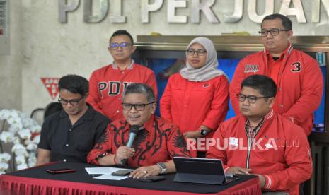 Sekretaris Jenderal DPP PDI Perjuangan (PDIP) Hasto Kristiyanto memberikan keterangan terkait mundurnya Mahfud MD sebagai  sebagai  Menko Polhukam di Kantor DPP PDIP, Jalan Diponegoro, Menteng, Jakarta, Kamis (1/2/2024). Dalam keteranganya Hasto berharap, langkah bijak yang diambil Mahfud MD ini bisa menular dan ditiru oleh pejabat lainnya yang sedang berkontestasi di Pilpres 2024.