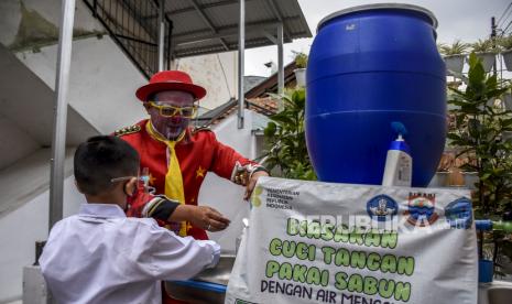 Asisten Operasi Kapolri Irjen Imam Sugianto mengingatkan masyarakat agar tak lengah terhadap potensi penularan Covid-19 saat melakukan berbagai aktivitas. (Foto ilustrasi: Anggota komunitas Badut Necis melakukan kampanye dan sosialisasi protokol kesehatan di SDN Pasirkaliki Mandiri 2, Cimahi Utara, Kota Cimahi, Jawa Barat)