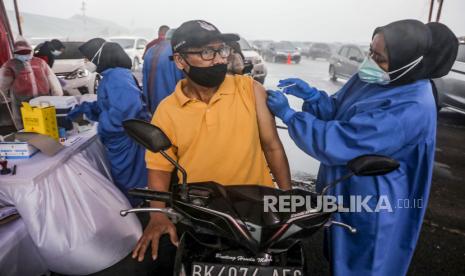 Seorang pria menerima satu dosis vaksin COVID-19 Sinovac di bilik vaksinasi drive-through di Medan, Sumatera Utara, Indonesia, 07 April 2021.