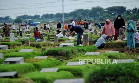 Warga berziarah ke makam keluarganya di TPU khusus Covid-19 Rorotan, Jakarta Utara, Senin (2/5/2022). Pada Hari Raya Idul Fitri 1443 Hijriah, sebagian umat muslim memanfaatakan waktu untuk melakukan ziarah  kubur untuk mendoakan keluarganya yang telah meninggal dunia. Republika/Thoudy Badai