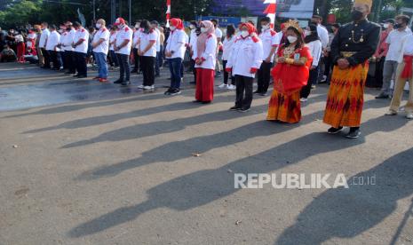 Sejumlah peserta mengikuti doa bersama lintas agama di Tugu Kujang, Kota Bogor, Jawa Barat, Selasa (17/8/2021). Doa bersama lintas agama yang merupakan rangkaian kegiatan Festival Merah Putih tersebut dalam rangka memperingati HUT Kemerdekaan ke-76 Republik Indonesia. 