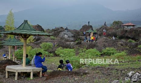 Sejumlah wisatawan mengunjungi kawasan Geowisata blok Seureuh Jawa, Tarogong Kaler, Kabupaten Garut, Jawa Barat