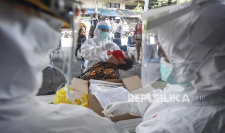 Petugas medis mengambil sampel