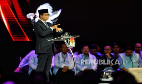 Capres nomor urut 1 Anies Baswedan menyampaikan papran visi misi dan program pada sesi debat kelima capres Pemilu 2024 di Jakarta Convention Center (JCC), Jakarta, Ahad (4/2/2024). Debat terakhir capres ini mengangkat tema besar yakni kesejahteraan sosial, pembangunan SDM, dan inklusi dengan subtema meliputi pendidikan, kesehatan, ketenagakerjaan, kebudayaan, teknologi informasi, kesejahteraan sosial, dan inklusi. Debat akan berlangsung mulai pukul 19.00 WIB dan akan dimulai dengan pemaparan visi-misi dan program dari capres nomor urut 2 Prabowo Subianto.