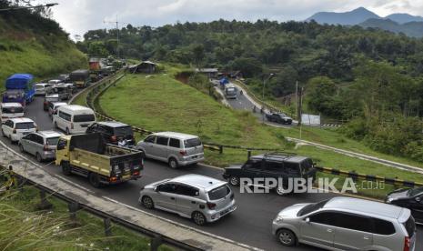 Sejumlah kendaraan pemudik menuju Bandung-Jakarta antre di jalur selatan Kadipaten Gentong, Kabupaten Tasikmalaya, Jawa Barat, Jumat (28/4/2022). Pada H-3 Lebaran 2022 arus lalu lintas di jalur selatan Jawa Barat menuju Jawa Tengah terpantau padat dan diberlakukannya sistem satu arah untuk mengurai kemacetan. 