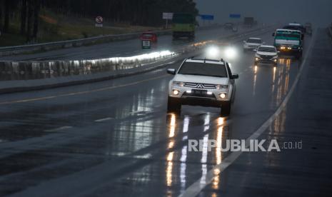 Sejumlah mobil melaju saat hujan mengguyur Tol Pekanbaru-Dumai yang baru saja diresmikan di Riau, Sabtu (26/9). Hutama Karya menanti tambahan PSN 2021 untuk melanjutkan pembangunan Jalan Tol Trans Sumatra