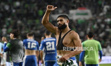 Nabil Fekir dari Real Betis merayakan akhir pertandingan sepak bola grup G Liga Eropa UEFA antara Ferencvaros TC dan Real Betis di Groupama Arena di Budapest, Hongaria, 30 September 2021.