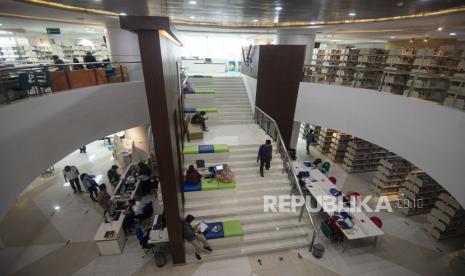 Sejumlah pengunjung membaca buku di Perpustakaan Nasional (Perpusnas), Jakarta, Rabu (5/8/2020). Selain mengurangi jam dan hari kunjungan, Perpusnas juga membatasi pengunjung menjadi 1.000 orang per hari dan menerapkan protokol kesehatan untuk menekan penularan COVID-10. 