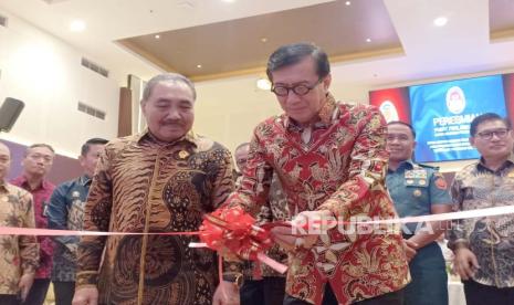 Ketua LPSK Hasto Atmojo Suroyo dan Menkumham Yasonna Laoly dalam peresmian Pusat Perlindungan, Pemulihan, dan Pelatihan (P4) LPSK pada Rabu (24/1/2024).