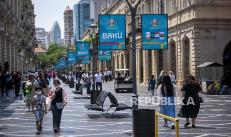 Orang-orang berjalan di Baku, Azerbaijan, 08 Juni 2021. Pada 19-20 Januari 1990 Azerbaijan mengalami tragedi yang dikenal dengan Black January atau Januari Kelam. 