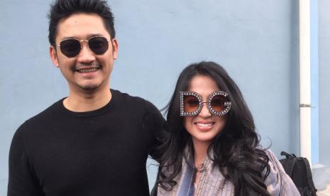 Dewi Perssik dan suami.