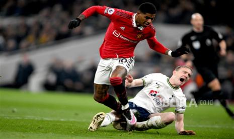 Penyerang Manchester United Marcus Rashford (kiri) dalam laga kontra Tottenham Hotspur, Jumat (28/4/2023) dini hari WIB.