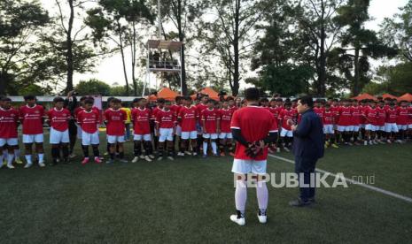  Ketua Umum PSSI Erick Thohir meninjau langsung seleksi tim U-17 di Persija Training Ground, Bojongsari, Depok, Sabtu (22/7/2023). 