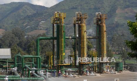 Pekerja melakukan perawatan instalasi sumur Geothermal atau panas bumi PT Geo Dipa Energi di kawasan dataran tinggi Dieng Desa Kepakisan, Batur, Banjarnegara, Jawa Tengah, Rabu (19/8/2020). PT Penjaminan Infrastruktur Indonesia (Persero) dan PT Geo Dipa Energi (Persero) pada hari ini Rabu (19/8/2020) melakukan penandatanganan perjanjian dengan Asian Development Bank (ADB) untuk proyek Pembangunan PLTP (Pembangkit Listrik Tenaga Panas Bumi) Dieng Unit 2 dan PLTP Patuha Unit 2 masing masing berkapasitas 55 MW, sebagai salah satu wujud upaya penyediaan listrik melalui Energi Baru Terbarukan (EBT) panas bumi. ANTARA FOTO/Anis Efizudin/foc.