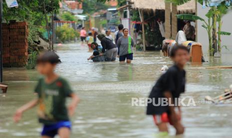 Warga berjalan menerobos banjir yang merendam Desa Suranenggala Lor, Kecamatan Suranenggala, Kabupaten Cirebon (Ilustrasi)