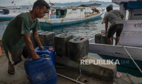 Nelayan mengangkat jeriken berisi BBM jenis solar ke atas kapal untuk digunakan melaut di Pelabuhan Pendaratan Ikan (PPI) Tanjung Batu, Donggala, Sulawesi Tengah, Selasa (17/5/2022). Presiden Joko Widodo (Jokowi) kembali menegaskan bahwa saat ini dunia, termasuk Indonesia, dihadapkan pada kemungkinan kenaikan harga pangan dan energi yang signifikan. 