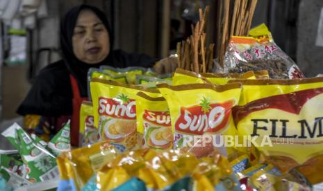 Pedagang menata minyak goreng kemasan yang dijual di kiosnya di Pasar Kosambi, Kota Bandung (ilustrasi). Pemerintah resmi memutuskan untuk melepaskan harga minyak goreng kemasan sederhana dan premium sesuai harga pasar. 