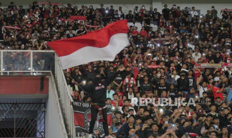 Suporter timnas Indonesia saat laga Piala AFF 2022 melawan Thailand di Stadion Gelora Bung Karno, Jakarta, Kamis (29/12/2022). Pada pertandingan itu Indonesia ditahan imbang Thailand dengan skor 1-1. Indonesia akan menjamu timnas Vietnam pada leg pertama babak semifinal Piala AFF 2022 di Stadion Utama Gelora Bung Karno (SUGBK) Jumat (6/1/2023).