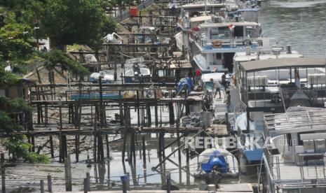 Warga Padang Positif Covid-19 Menjadi 203 Orang. Kapal-kapal pesiar kecil bersandar di sungai Batang Arau, Padang, Sumatera Barat. Kapal-kapal yang biasanya membawa wisatawan mancanegara untuk berselancar ke Kepulauan Mentawai tersebut kini berhenti beroperasi seiring dengan ditutupnya objek wisata di salah satu spot surfing terbaik di dunia itu sejak sebulan terakhir akibat pandemi COVID-19