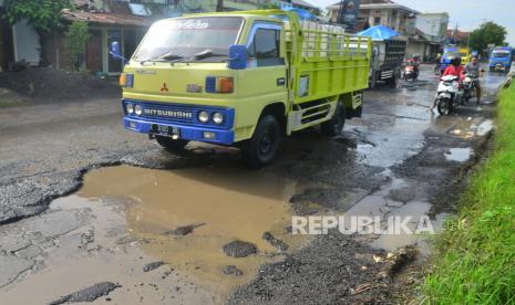 Kendaraan melintasi jalan yang sebagian kondisinya rusak di Kudus, Jawa Tengah (ilustrasi) 