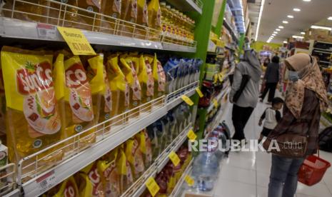 Sejumlah warga membeli minyak goreng di salah satu pusat perbelanjaan (ilustrasi). Harga minyak goreng kemasan di toko-toko ritel di Kota Tangerang Selatan (Tangsel) terpantau bergerak di angka sekitar Rp 47 ribu per 2 liter. Mendapati harga komoditas tersebut melejit dari harga subsidi sebelumnya Rp 28 ribu per 2 liter, sejumlah calon konsumen terlihat tercengang. 