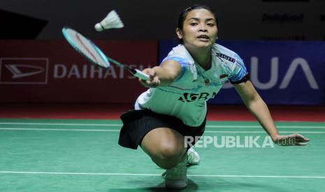 Pebulu tangkis tunggal putri Indonesia Gregoria Mariska Tunjung mengembalikan kok ke arah  pebulu tangkis tunggal putri Indonesia Ester Nurumi Tri Wardoyo pada babak 16 besar Daihatsu Indonesia Masters 2024 di Istora Senayan, Jakarta, Kamis (25/1/2024). Pada pertandingan tersebut Gregoria berhasil mengalahkan Ester dengan skor akhir 21-5 dan 21-11.