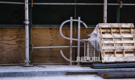 Rak sepeda berbentuk simbol mata uang Amerika Serikat di Wall Street dekat Bursa Efek New York di New York, New York, AS, 15 Juni 2020. Investor terus mencoba dan memprediksi dampak ekonomi global dari coronavirus yang sedang berlangsung.