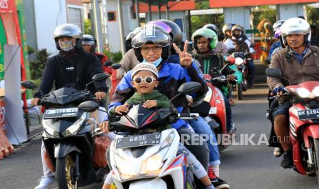 Pemudik melintas di Pelabuhan Gilimanuk, Jembrana, Bali, Senin (17/4/2023). Pemudik di Pelabuhan Gilimanuk Cenderung Berangkat Malam, Padahal Siang Lengang