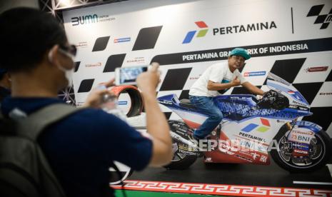 Penumpang berfoto di replika kendaraan motoGP di Bandara Udara Internasional Lombok Zainudin Abdul Madjid, Kabupaten Lombok Tengah, NTB, Kamis (17/3/2022).