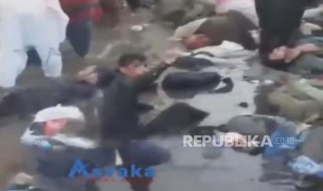 Dalam gambar yang diambil dari video ini, orang-orang yang terluka mengelilingi lokasi ledakan mematikan di luar bandara di Kabul, Afghanistan, Kamis, 26 Agustus 2021. Dua pelaku bom bunuh diri dan pria bersenjata menargetkan massa yang berkumpul di dekat bandara Kabul, di memudarnya hari-hari pengangkutan udara besar-besaran yang telah menarik ribuan orang yang berusaha melarikan diri dari pengambilalihan Taliban di Afghanistan.