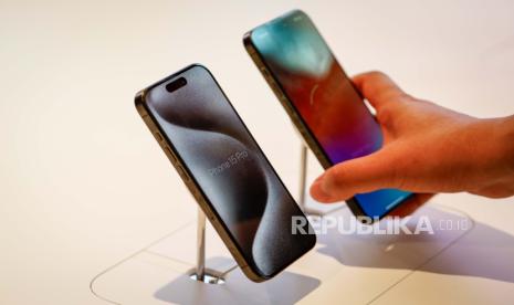  Apple telah menghadirkan berbagai fitur baru di iPhone 15 Pro Max, termasuk kamera zoom 5x dan versi titanium. Salah satu fitur yang menjadi sorotan adalah daya tahan baterainya yang memukau.